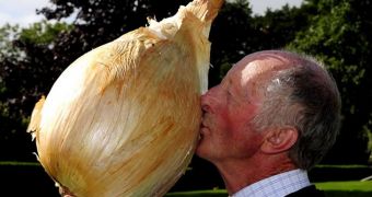 Man grows the world's biggest Onion