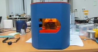 Man Makes Super-Cheap SLA 3D Printer from CD/DVD Drives