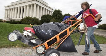 Chris Cox mows the Lincoln Memorial lawn