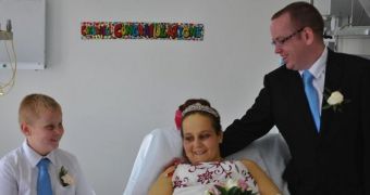 Man Organizes Wedding at His Terminally-Ill Fiancée's Hospital Bed