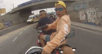 Motorcycle rider gets robbed in Brazil