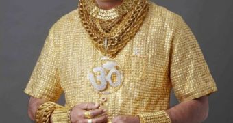 Man Wears Custom Made Gold Shirt Weighing 3.5 Kg (7.7 Pounds) – Video