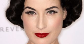 Dita Von Teese says Marilyn Manson has tried to get back with her