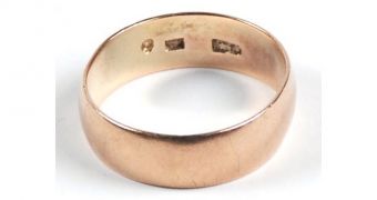 Lee Harvey Oswald's wedding ring to be sold at auction