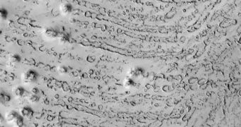 Crater chains on Mars, that may have been produced by rolling icebergs