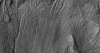 A fragment of the image snapped by MRO's HiRISE instrument, showing traces probably left behind by flowing ice or liquid water