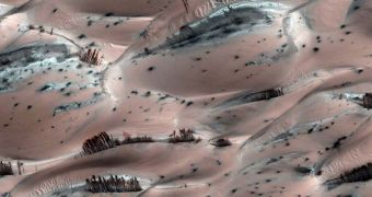 New MRO/HiRISE image showing streaks of basaltic sands near the Martian north pole