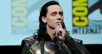 Tom Hiddleston surprises Comic-Con audiences by dropping in in Loki costume