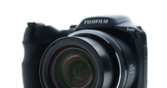 The FujiFilm FinePix S2000HD - front view
