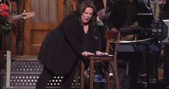 Melissa McCarthy struggles in impossibly high heels on SNL
