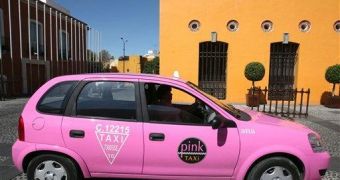 Pink Taxi introduces fleet of pink taxis, complete with makeup kits, for women only