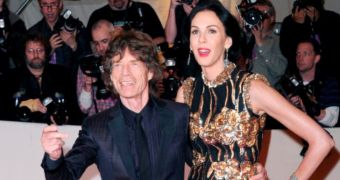 Mick Jagger is having a very hard time coping with L’Wren Scott’s death, says report