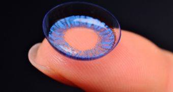Woman loses her eyesight after wearing her contact lenses for too long without bothering to clean them
