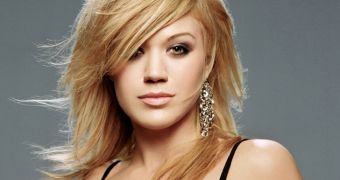 Kelly Clarkson will hold a live performance near Microsoft's new store