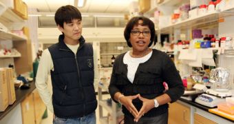 Paula Hammond, the David H. Koch Professor in Engineering at MIT (right), with postdoctoral researcher Jinkee Hong