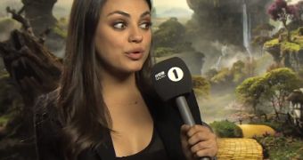 Mila Kunis Helps Embarrassed Reporter Interview Her – Video