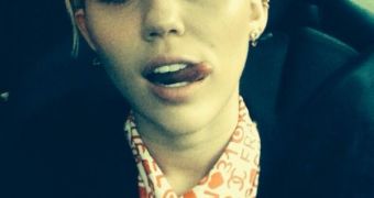 Miley Cyrus is now sporting white yellow eyebrows