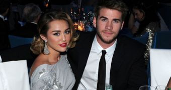 Miley Cyrus is now taking shots at Liam Hemsworth during concerts