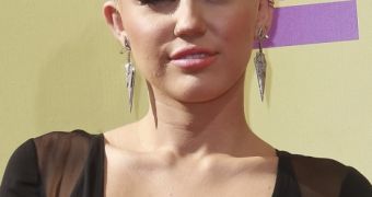 Miley Cyrus reportedly wants 3 different wedding ceremonies, with 3 different dresses