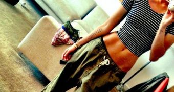 Miley Cyrus shows off her flat abs in new twitpic
