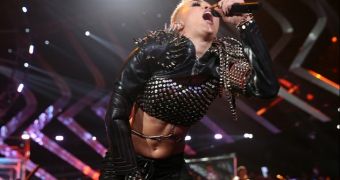 Miley Cyrus performs “Rebel Yell” at VH1 Divas gala