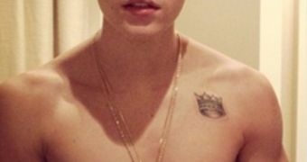 Justin Bieber shows off his tattoos