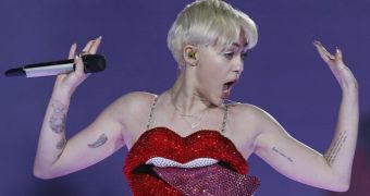 Miley Cyrus waves the wrong flag during her concert in Spain