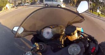 Biker manages to evade several accidents at a yellow light