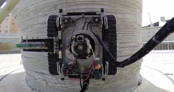 Minibuilder vacuum robot in action