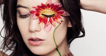 Model Daisy Lowe shows her support for the environment, promotes Earth Hour (click to see full image)