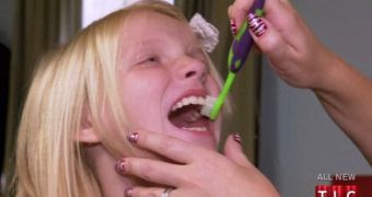 Mother bleaching her kids’ teeth, as seen on TLC’s “Toddlers and Tiaras”