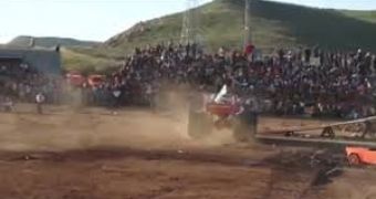 Monster Truck gets off track, drivers into the crowd in Mexico