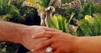 Close-up of Christina Aguilera’s engagement ring, which Matt Rutler designed