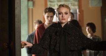 Jane (Dakota Fanning) leads the Cullens, with Edward (Robert Pattinson) right behind