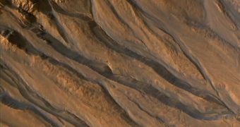 A fake-color image of the gullies on Mars, through which liquid water flowed at some point
