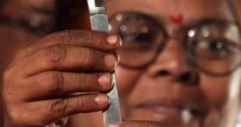Indian women in Mumbai receive knives and chili powder for protection