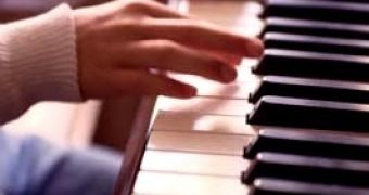A piano player uses both hands independently