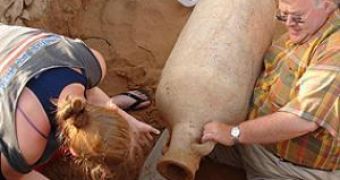 1.500-year old Roman amphora unearthed by Roger Wilson