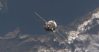 Image of the Soyuz TMA-11 capsule arriving at the ISS