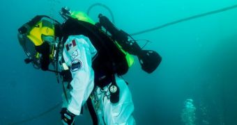 NEEMO15 crew members are seen here conducted an underwater "spacewalk"