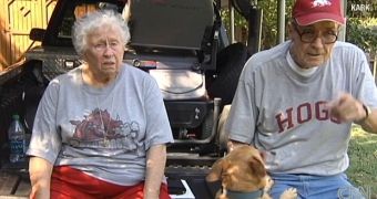 Naked Man Interrupts Elderly Couple’s Interview – Video