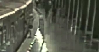 Man gets leg wedged in between train doors