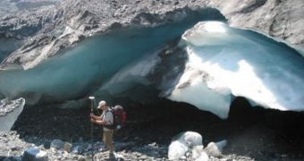 Experts work in Alaska, determining glacier melt rates there
