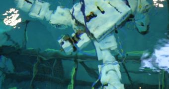 Eurobot submerged in a 'Neutral Buoyancy Facility' ? a water tank where the microgravity conditions found in space can be simulated
