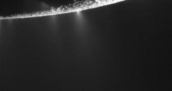 One of the new, raw pictures of Enceladus' south pole, taken by Cassini on November 21