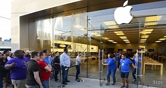 Apple fans lined up to buy iPhone 6