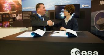 ESA Director of Telecommunications and Integrated Applications Magali Vaissière (right) and Avanti Communications CEO David Williams sign the Embarkation agreement between Hylas-3 and EDRS