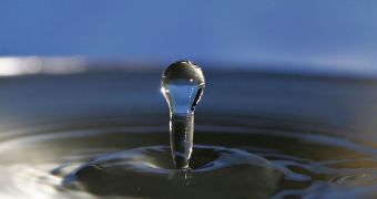 Caltech experts create method of splitting water at relatively low temperatures, without dangerous byproducts