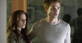 “The Twilight Saga: New Moon” sets new record over 3-day weekend, with over $140 million at the North American box office