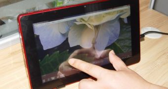Chinese tablet surfaces, comes with multitouch and Windows 7